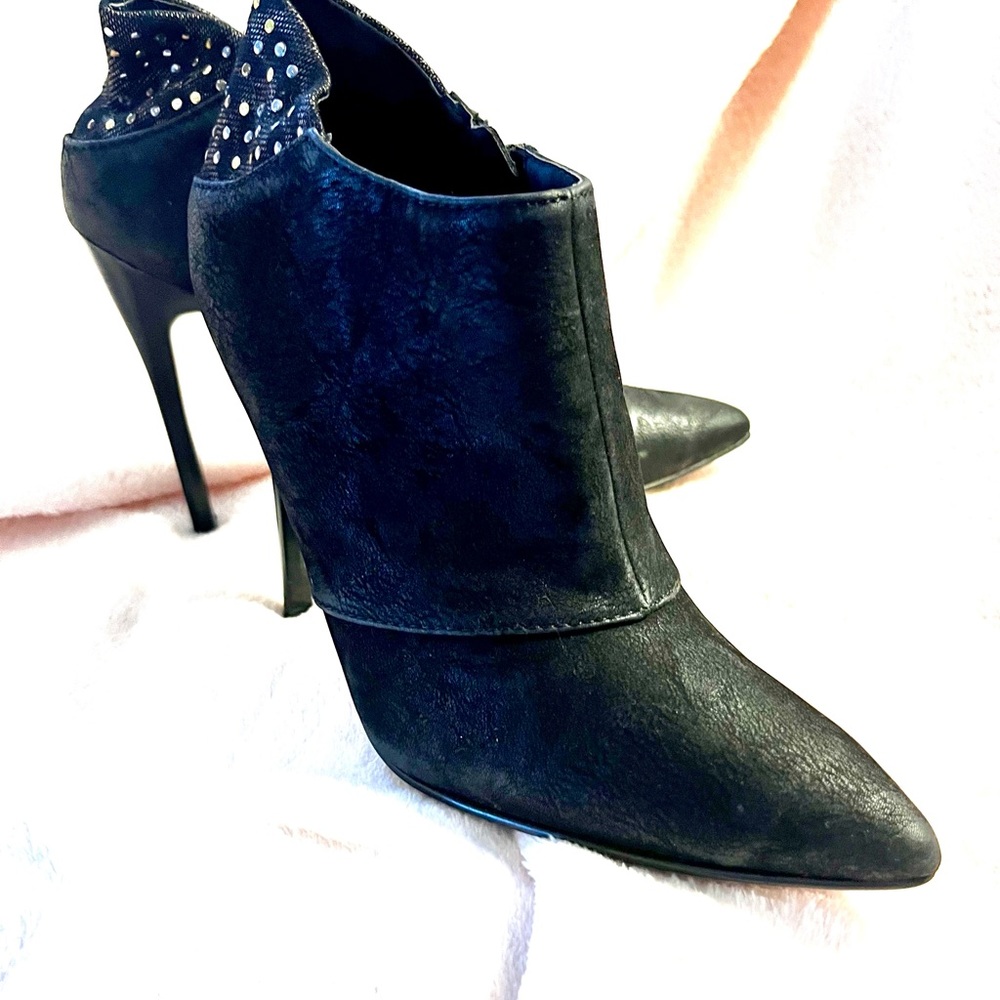 Women’s XoXo black zip-up stiletto booties, Size 7